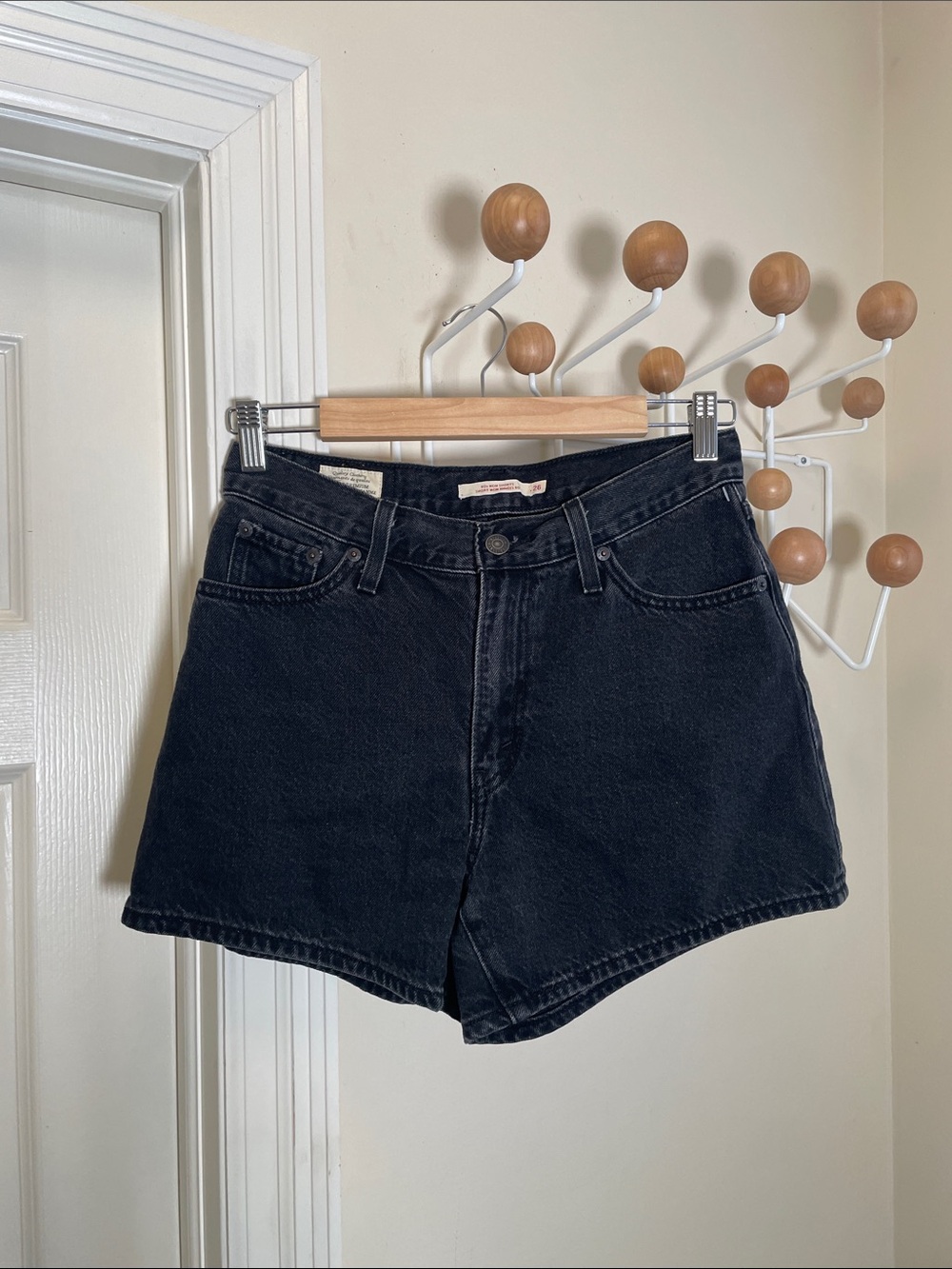 Levi's - 80s Mom Shorts High-Rise Black Denim Shorts Black 26